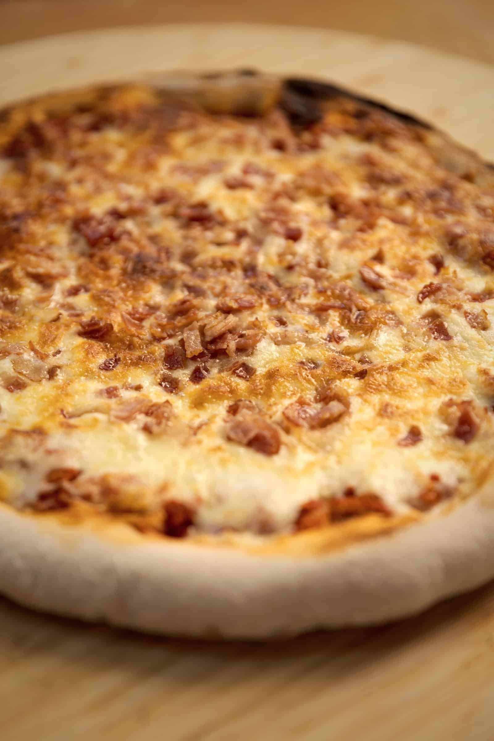Pizza de panceta Lala's recién horneada, con el queso dorado